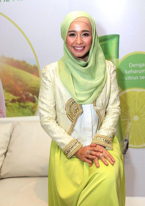 laudya-chintya-bella-pashmina-satin-green